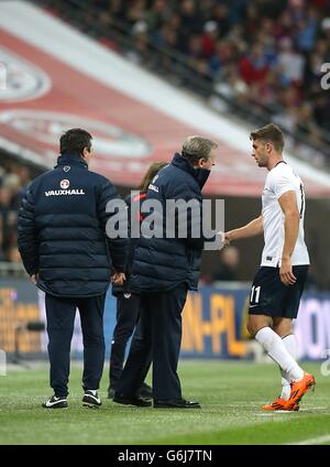 Der englische Manager Roy Hodgson (Mitte) schüttelt Jay die Hand Rodriguez, nachdem er ersetzt wurde Stockfoto