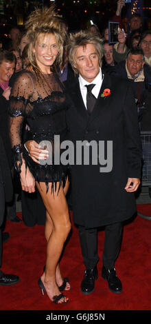 Sänger Rod Stewart und seine Freundin Penny lancaster kommen zur Charity-Gala des neuen West End-Musicals „Tonight's The Night“ im Victoria Palace Theatre im Zentrum von London. Das Musical wurde von Ben Elton geschrieben und enthält 22 der größten Hits von Rod. Stockfoto