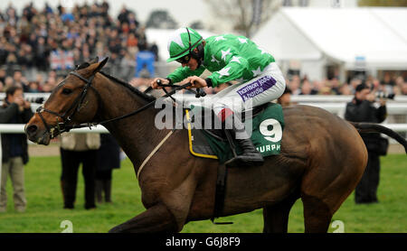 Tour des Champs von Jockey Sam Twiston-Davies während der Murphy Group Hanicap am zweiten Tag des Open Festivals auf der Cheltenham Rennbahn gefahren. Stockfoto