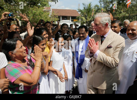 Der Prinz von Wales wird von großen Menschenmengen begrüßt, als er ankommt, um den Zahntempel in Kandy zu besuchen, während sein Besuch in Sri Lanka weitergeht. Stockfoto