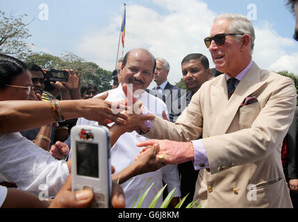 Der Prinz von Wales wird von großen Menschenmengen begrüßt, als er ankommt, um den Zahntempel in Kandy zu besuchen, während sein Besuch in Sri Lanka weitergeht. Stockfoto