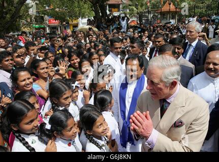 Der Prinz von Wales wird von großen Menschenmengen begrüßt, als er ankommt, um den Zahntempel in Kandy zu besuchen, während sein Besuch in Sri Lanka weitergeht. Stockfoto