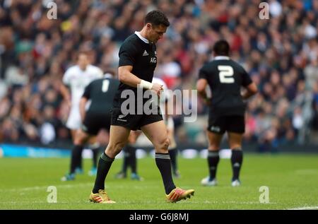 Rugby Union - QBE International - England / Neuseeland - Twickenham. Der Neuseeländer Dan Carter ist gezwungen, das Feld während der QBE International im Twickenham Stadium, London, mit einer Verletzung zu verlassen. Stockfoto