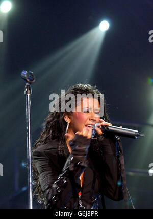 Die amerikanische Sängerin Christina Aguilera auf der Bühne während ihres Konzerts, in der NEC Arena in Birmingham. Stockfoto