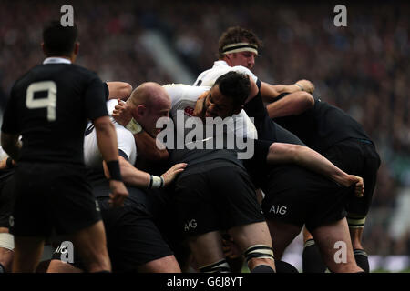 Die Engländer Billy Vunipola (Mitte) und Dan Cole werden von den neuseeländischen Vorwärts während der QBE International im Twickenham Stadium, London, gehalten. Stockfoto