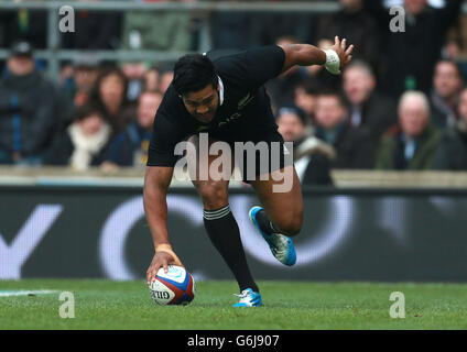 Rugby Union - QBE International - England / Neuseeland - Twickenham. Der Neuseeländer Julian Savea erhält seinen ersten Versuch während der QBE International im Twickenham Stadium, London. Stockfoto