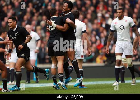 Julian Savea aus Neuseeland feiert seinen ersten Versuch mit Isreal Dagg während der QBE International im Twickenham Stadium, London. Stockfoto