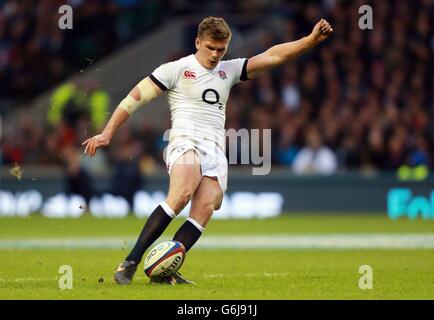 Rugby Union - QBE International - England / Neuseeland - Twickenham. Der englische Owen Farrell schießt während der QBE International im Twickenham Stadium, London, eine Strafe ab. Stockfoto