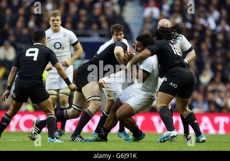 Rugby Union - QBE International - England / Neuseeland - Twickenham. Englands Billy Vunipola wird von Neuseelands Ma'a Nonu Right) während der QBE International im Twickenham Stadium, London, angegangen. Stockfoto