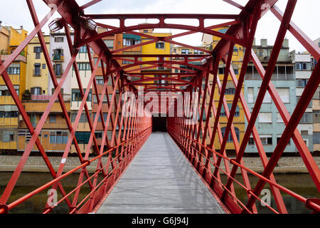 Eiserne Brücke über den Fluss Onyar in Girona, Spanien Stockfoto