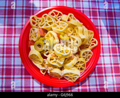 ein Teller Pasta mit Tomaten, Thunfisch, Oregano und Oliven, ein frisches und gesundes Essen für den Sommer. Stockfoto