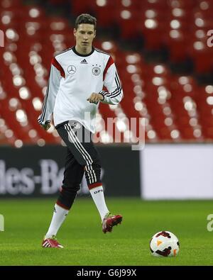 Deutscher Fußballspieler Team Julian Draxler steuert den Ball während einer Trainingseinheit im Wembley Stadion in London, Montag, 18. November 2013. Deutschland spielen England in einem internationalen Freundschaftsspiel im Wembley-Stadion am Dienstag. (AP Photo/Kirsty Wigglesworth) Stockfoto