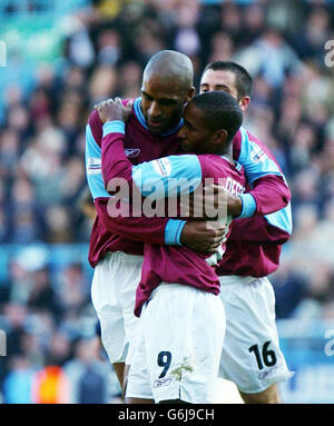 Der Stürmer von West Ham United Jermain Defoe (Mitte) feiert sein Tor gegen Coventry mit Teamkollege Brian Dean (links) im Nationwide Division One-Spiel auf dem Highfield Road Ground von Coventry. . Stockfoto