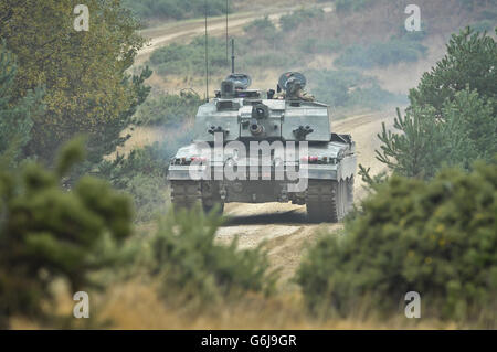 Ein Challenger 2 Hauptkampfpanzer, der von Reservesoldaten des Royal Wessex Yeomanry (RWxY), des südwestlichen Armee-Reserve-Kavallerieregiments, bemannt wird, während einer Live-Schussübung auf dem Five Tips Range in der Nähe von Lulworth in Dorset. Stockfoto