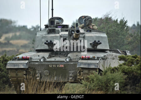 Ein Challenger 2 Hauptkampfpanzer, der von Reservesoldaten des Royal Wessex Yeomanry (RWxY), des südwestlichen Armee-Reserve-Kavallerieregiments, bemannt wird, während einer Live-Schussübung auf dem Five Tips Range in der Nähe von Lulworth in Dorset. Stockfoto