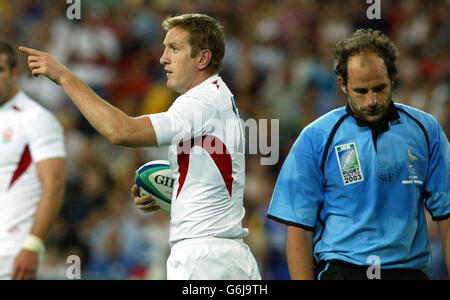 Will Greenwood aus England feiert einen Versuch, da Uruguays Kapitän Diego Aguirre seine Enttäuschung beim Rugby-WM-Spiel Pool C zwischen England und Uruguay im Suncorp-Stadion in Brisbane, Australien, zeigt. **** Stockfoto