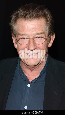 Der Schauspieler John Hurt kommt zu den British Independent Film Awards im Hammersmith Palais, West London. Die BIFA's befinden sich im sechsten Jahr und haben sich der Profilierung der unabhängigen Filmindustrie verschrieben. 09/12/03: Der langjährige britische Schauspieler John hat die BBC-Chefs beschuldigt, nicht genügend Zeit und Geld in Qualitätsdrama investiert zu haben. Der Star wird bald als verstorbener Tory-Abgeordneter Alan Clark in einer BBC4-Adaption der berüchtigten Alan Clark Diaries erscheinen. 12/06/04: John Hurt, der in der Queen's Birthday Honors List mit einem CBE (Commander of the British Empire) ausgezeichnet wurde. Stockfoto