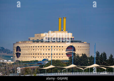 SEVILLA, SPANIEN - 15. MÄRZ 2016: Torre Triana - Verwaltungsgebäude der andalusischen Regierung in Sevilla Stockfoto