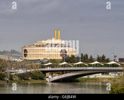 SEVILLA, SPANIEN - 15. MÄRZ 2016: Torre Triana - Verwaltungsgebäude der andalusischen Regierung oberhalb der Brücke am Fluss Guadalquivir Stockfoto