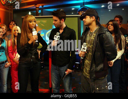 Die Sänger Beyonce Knowles und Sean Paul mit MTV-Moderator Dave Berry (Mitte) während ihres Gastauftritts bei MTV's TRL UK im MTV-Studio in Edinburgh. Die Sänger treten vor den MTV Europe Music Awards in der Show auf. Stockfoto