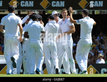 Der englische Chris Tremlett (zweiter rechts) feiert die Teilnahme am Wicket des australischen Steven Smith (nicht abgebildet) am ersten Tag des ersten Ashes-Tests in Gabba, Brisbane, Australien. DRÜCKEN SIE VERBANDSFOTO. Bilddatum: Donnerstag, 21. November 2013. Siehe PA Geschichte CRICKET England. Bildnachweis sollte lauten: Anthony Devlin/PA Wire. Stockfoto