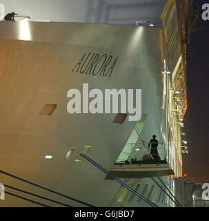 Das Flaggschiff von P&O, Aurora, vertäute vor Sonnenaufgang am Kai im Hafen von Southampton, nach einer 17-tägigen Kreuzfahrt rund um das Mittelmeer, bei der 500 Passagiere und Crew mit dem Norovirus-Magenfehler, der Erbrechen und Durchfall verursacht, geschlagen wurden. Dem Schiff wurde die Erlaubnis verweigert, in Piräus in Griechenland anzudocken, und als sie am Montag nach Gibraltar eindrang, schloss Spanien die Grenze zum Felsen zum ersten Mal seit 18 Jahren, aus Angst, dass der Käfer ins Land kommen könnte. Stockfoto