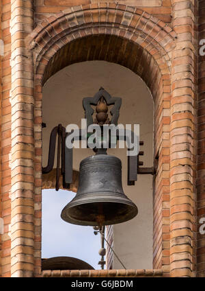 SEVILLA, SPANIEN - 15. MÄRZ 2016: Glocke in der maurischen Wiederbelebungskirche El Carmen Stockfoto