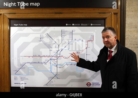 Mike Brown, Managing Director der Londoner U-Bahn, mit der Karte der Nachttubus nach der Ankündigung des Bürgermeisters von London, Boris Johnson, am Wochenende einen neuen 24-Stunden-U-Bahn-Service und Änderungen der Bahnhofsbesetzung an der Piccadilly Circus U-Bahn-Station im Zentrum von London. Stockfoto