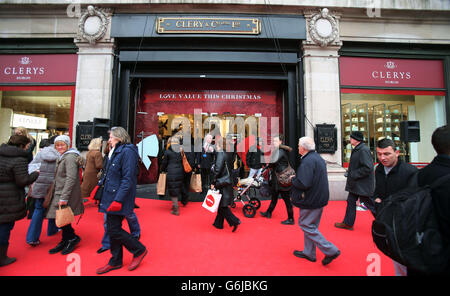 Clerys in der O'Connell Street, Dublin, öffnet für Einkäufer pünktlich zum Weihnachtsrausch wieder, nachdem er im Juli nach einer Flut geschlossen wurde. Ein Teil des Daches des Ladens fiel im Juli bei sintflutartigen Regenfällen und Gewittern durch und anschließend wurden 86 Mitarbeiter für mindestens vier Wochen vorübergehend entlassen, um Reparaturen zu ermöglichen. Stockfoto