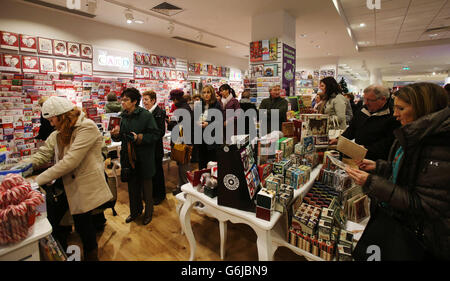 Menschen, die Weihnachtskarten in Clerys in der O'Connell Street, Dublin, kaufen, die heute für Käufer gerade rechtzeitig für den Weihnachtsrausch wiedereröffnet wurde, nachdem sie im Juli nach einer Flut geschlossen wurden. Ein Teil des Daches des Ladens fiel im Juli bei sintflutartigen Regenfällen und Gewittern durch und anschließend wurden 86 Mitarbeiter für mindestens vier Wochen vorübergehend entlassen, um Reparaturen zu ermöglichen. Stockfoto