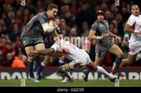 Rugby Union - Dove Men Series - Wales / Tonga - Millennium Stadium. Wales George North wird während des Spiels der Dove Men Series im Millennium Stadium in Cardiff von Tonga's Vuna Lilo angegangen. Stockfoto