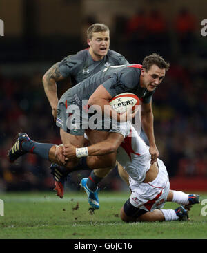 Rugby Union - Dove Men Series - Wales / Tonga - Millennium Stadium. Wales Ashley Beck wird während des Spiels der Dove Men Series im Millennium Stadium in Cardiff von Tongas Latiume Fosita angegangen. Stockfoto