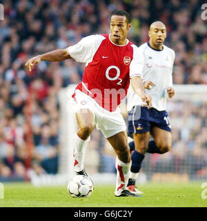 Thierry Henry von Arsenal in Aktion, während Stephane Dalmat von Tottenham Hotspur (rechts) während ihres Barclaycard Premiership-Spiels in Highbury im Norden Londons anschaut. Stockfoto