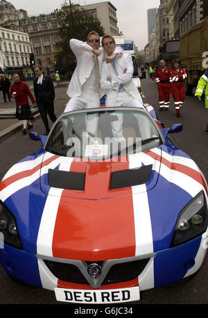 Die Schauspieler Neil (links) und Adrian Rayment aus dem Film Matrix Reloaded fuhren während einer Prozession auf der Lord Mayors Show 2003 in Central London mit einem Vauxhall 'Vectra'-Auto. Stockfoto