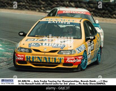 30-JUN-96 ... Auto Trader Tourenwagen Meisterschaften, Brands Hatch ..will Hoy in seinem Renault hält David Leslie für den 3. Platz Stockfoto