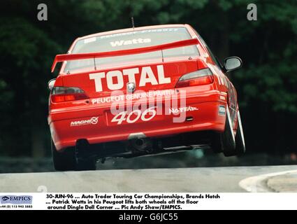 30-JUN-96, Auto Trader Touring Car Championships, Brands Hatch, Patrick Watts hebt in seinem Peugeot beide Räder um Dingle Dell Corner vom Boden Stockfoto