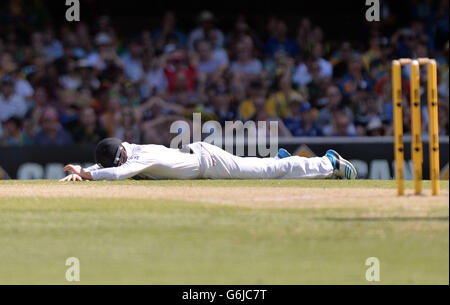 Englands Ian Bell reagiert, nachdem er während des dritten Tages des ersten Ashes-Tests in Gabba, Brisbane, Australien, einen Fang von George Bailey (nicht abgebildet) aus Australien verpasst hat. Stockfoto