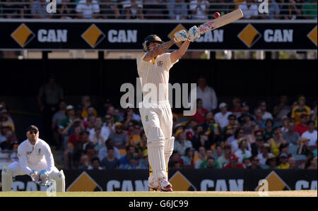 Der australische Mitchell Johnson schlägt am dritten Tag des ersten Ashes-Tests in der Gabba, Brisbane, Australien. Stockfoto