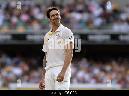 Cricket - The Ashes 2013-14 - erster Test - Australien gegen England - Tag drei - The Gabba. Am dritten Tag des ersten Ashes-Tests in Gabba, Brisbane, Australien, lächelt die Australier Mitchell Johnson der Menge entgegen. Stockfoto