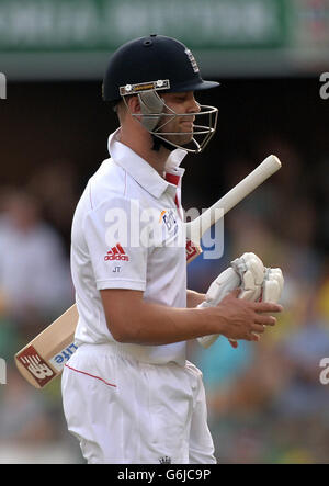 Der Engländer Jonathan Trott verlässt das Feld, nachdem er am dritten Tag des ersten Ashes-Tests in Gabba, Brisbane, Australien, sein Wicket für 9 verloren hat. Stockfoto