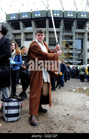 Chris Twamley aus Reading ist als Oiwan kenobi gekleidet, als er sich Hunderten angehenden Schauspielern anschließt, die stundenlang Schlange stehen, um am neuen Star Wars-Film mitzuwirken, während Disney im Twickenham Stadium in West London offene Vorführungen abhält. Stockfoto