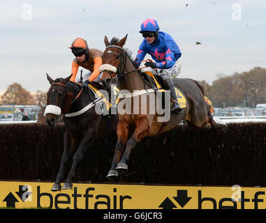 Cue Card und Joe Tizzard (Nearside) auf dem Weg zum Sieg in der Betfair Chase während des Betfair Chase Festivals auf der Haydock Park Racecourse, Newton-le-Willows. Stockfoto