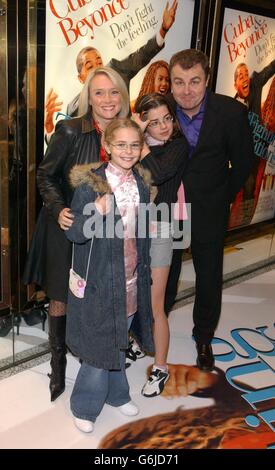 Paul Ross und seine Familie kommen zur Charity-Premiere des Films The Fighting Temptations, der im UCI Empire-Kino, Leicester Square, im Zentrum von London, stattfand. Stockfoto