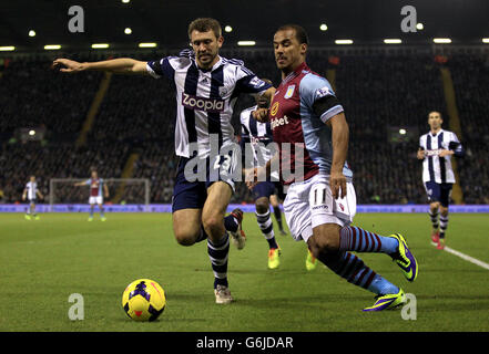 West Bromwich Albions Gareth McAuley (links) und Gabriel Agbonlahor von Aston Villa kämpfen während des Barclays Premier League-Spiels bei den Hawthorns in West Bromwich um den Ball. Stockfoto