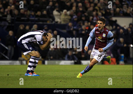 Ashley Westwood (rechts) von Aston Villa feiert den zweiten Treffer seines Teams, da Goran Popov von West Bromwich Albion während des Barclays Premier League-Spiels in den Hawthorns, West Bromwich, dejected wirkt. Stockfoto