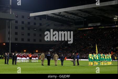 Fußball - Barclays Premier League - Norwich City / West Ham United - Carrow Road. Die Spieler von Norwich City und West Ham United beobachten eine Schweigeminute vor dem Start Stockfoto