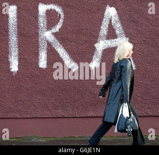 IRA Graffiti auf der Falls Road in Belfast, als die IRA einen dritten Akt der Stilllegung bekannt gab. Premierminister Tony Blair beschrieb das plötzliche Problem, das den Friedensprozess treffen würde, als eine Panne, die er zuversichtlich war, gelöst werden zu können. Auf einer kurzen Pressekonferenz im Hillsborough Castle sagte er, dass es etwas Zeit dauern würde, bis die Arbeit durchgekommen ist. Er fügte hinzu: Wir sind sehr, sehr nahe an dem, was meiner Meinung nach ein ziemlich historischer Tag für Nordirland sein würde. Herr Blair sagte, die Situation sei, dass alles effektiv vereinbart wurde. Stockfoto