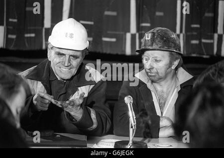 Herr Sid Weighell (links) scheint nach der heutigen Führung durch Kellingley Colliery, North Yorkshire, durch Arthur Scargill eine kohlestaubige Hand zu inspizieren. SID, ist Generalsekretär der National Union of Railwaymen, und sein Führer, der Präsident der Region Yorkshire der National Union of Mineworkers. Stockfoto