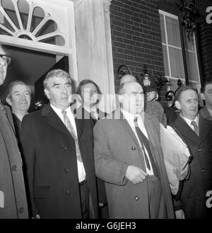 Joe Gormley (links), Präsident, und Lawrence Daly, Generalsekretär, der National Union of Mineworkers, kommen heute in der Downing Street, Nr. 10, zu Gesprächen des Bergarbeiterführers mit Premierminister Edward Heath an. Stockfoto