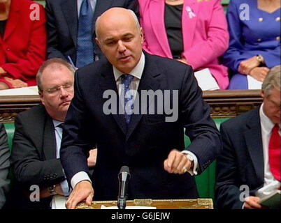 Videoaufnahme des Oppositionsführers Iain Duncan Smith, der während der Fragestunde des Premierministers im Londoner Unterhaus spricht. Stockfoto